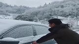 天气实在冷，冻得车门都打不开，屌丝车主居然用这一招，笑喷了！