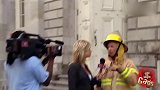国外爆笑街头恶搞，女子被困紧急呼救，消防员却面对记者优雅作秀