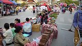 马路中间摆地摊！看看老挝女人怎么做生意和我们有什么区别