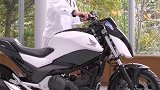 不会倒的摩托车，拍拍它的头就能自动跟随，200米内即可召唤