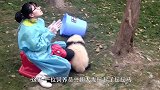 饲养员兴趣大发玩摇摇马，熊猫宝宝瞬间气坏了，接下来憋住别笑！