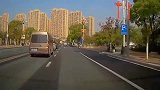 大妈骑车遇事，双手先丢方向盘