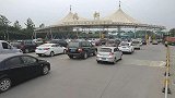 为啥大多司机宁愿排队进高速，也不去办ETC？车主：聪明人都这