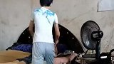 15岁儿子日夜照顾截瘫母亲，父亲2年前不幸离世！