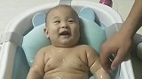 奶奶给小宝宝洗澡，没想到宝宝这么开心，小表情太萌了！