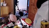 独居老人喜欢捡拾东西回家，结果… 垃圾
