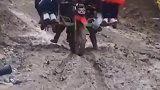 摩的司机骑车，带着乘客走山路