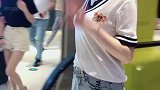 电梯上好多人都有点不好意思了