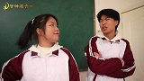 短剧：老师带同学们玩蒙眼做任务，为什么同学们抽到的都是惩罚呢