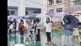放学路上遇到下雨，教师自发筑起雨伞长廊，只为保护孩子