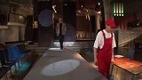 国外恶搞，模特T台走猫步，脚下突然冒出一物