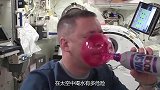 如何在太空中安全喝到水？用吸管还容易窒息，原来喝水也是有技巧