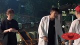 鹿晗偷偷与关晓彤发消息，不料被镜头拍到，两人消息内容太害羞