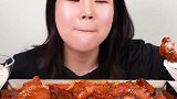 美女直播吃香辣八爪鱼和鸡肉，配上米饭让人食欲大增