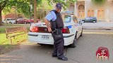 国外爆笑街头恶搞，路人帮忙取腰间钥匙，意外造成走火射穿脚掌