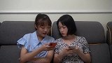 女孩出门忘摘围裙，返回家才知，男友把自己当“提款机式保姆”