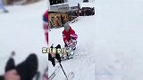 郭碧婷一家四口滑雪，向佐化身奶爸不抽象不油腻了，5岁向芷气质出众