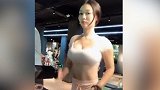 性感小姐姐跑步机上狂抛媚眼 这傲人身材白嫩肌肤谁顶得住？