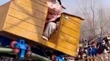 农场自制过山车百公里耗油“一个爹”