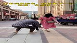 出差提前回家，想给妻子一个惊喜，没想到.....