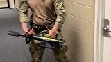 外国士兵破门，锤了半分钟，咋不对准锁呢？