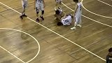 小伙篮球赛场上假装受伤