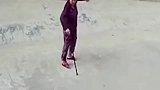 老奶奶突然头晕，拿着拐杖也没站稳，小男孩看到直接跑过去了！