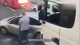 路怒司机对强行加塞忍无可忍，下车二话不说就是揍你没商量！