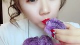 吃点紫色雪花酥，吃在嘴里入口即化啊，口感也很棒