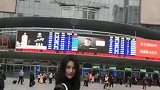 长腿姑娘在北京火车站等车，无聊玩起了自拍