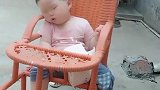 小伙子你在干啥不要欺负妹妹