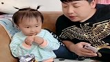 爸爸舔了闺女的小手，萌娃的反应太强烈了，看完不笑算我输！