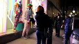男子在路边伪装假人恶搞路人，美女手机都被吓掉了