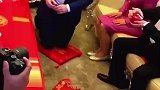 洋女婿下跪请茶叫爸妈，拿了红包转手给新娘，中国礼仪一样不少