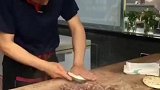 师傅卖肉夹馍十分忘我享受