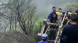 爬山路遇挑山工，一位是享受生活，另一位是为了生活！