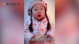 7个月宝宝吃芒果，咬不动又举不起，一脸着急的样子太可爱了