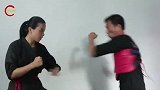印尼功夫美女，超高颜值身手不凡，被掐住脖子都能反杀