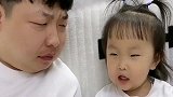 爸爸说零食辣，暖宝就是不听，尝一口尴尬了