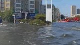 救援队在卫辉全城搜救，从没想过会在马路上开船