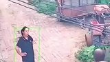 老人与邻居起争执，拿起铁锹就往邻居身上砸