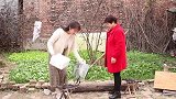 小雪让妈试新买的鞋子，妈妈责备她乱花钱，脸上却笑得很幸福