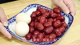 我家红枣从不直接吃，淋上2个鸡蛋，不蒸也不煮