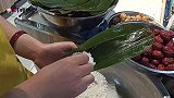 超市员工包粽子，现包现卖，手法娴熟，个大紧实，看完你也能学会