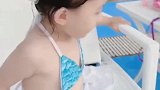 这只美人鱼今天成了泳池的焦点