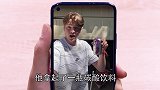 憋笑大挑战：还记得那个背着狗的孩子吗我看一次笑一次！