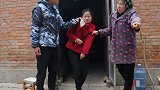 婆婆看不起农村媳妇，儿子听话把媳妇赶走，邻居上门精彩了