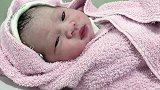 这新生儿长得太水灵了，眼睛乌黑发亮，好想抱回家