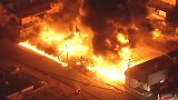 航拍美国加州一建筑大火 现场黑烟滚滚，火焰烧断电线致周边停电