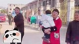 兵哥哥返乡回家，老妈放下怀里孙子去搂儿子